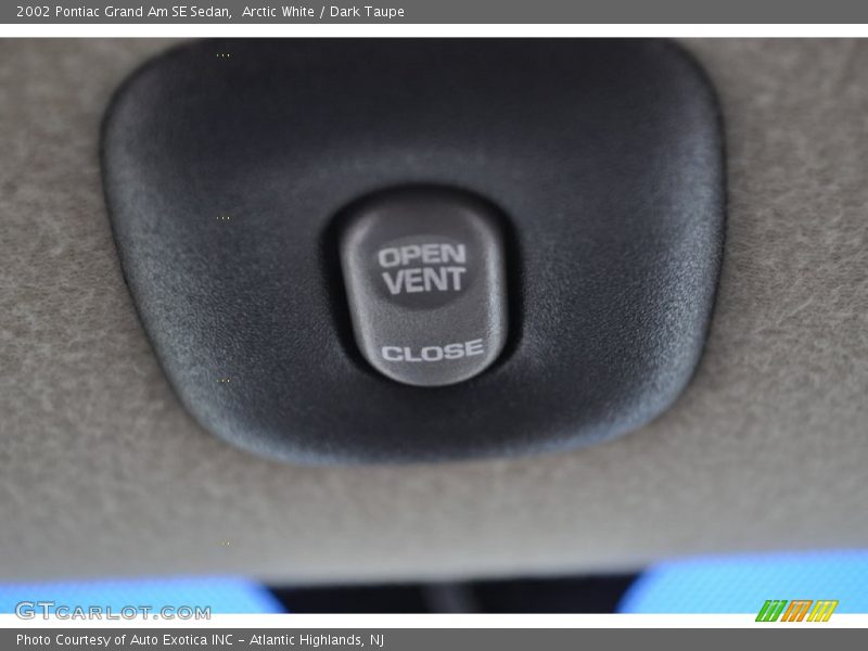 Arctic White / Dark Taupe 2002 Pontiac Grand Am SE Sedan