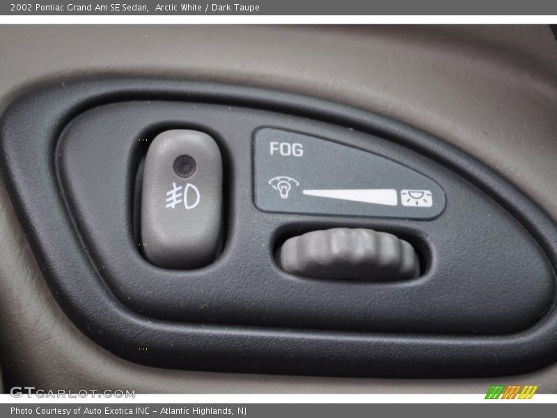 Arctic White / Dark Taupe 2002 Pontiac Grand Am SE Sedan