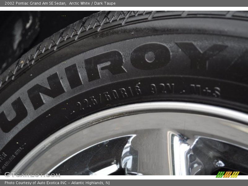 Arctic White / Dark Taupe 2002 Pontiac Grand Am SE Sedan