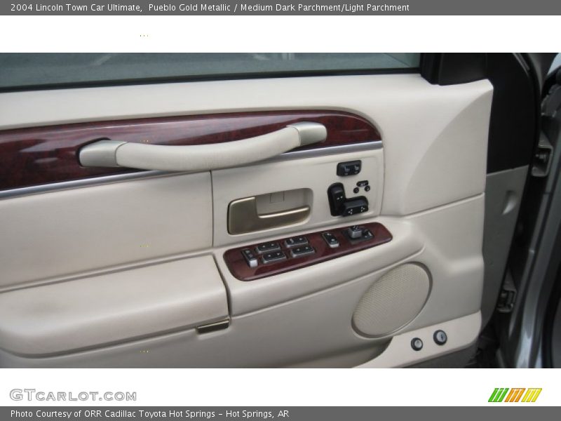 Pueblo Gold Metallic / Medium Dark Parchment/Light Parchment 2004 Lincoln Town Car Ultimate