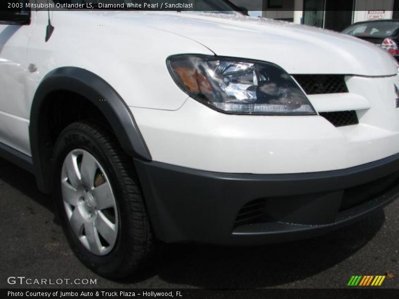 Diamond White Pearl / Sandblast 2003 Mitsubishi Outlander LS
