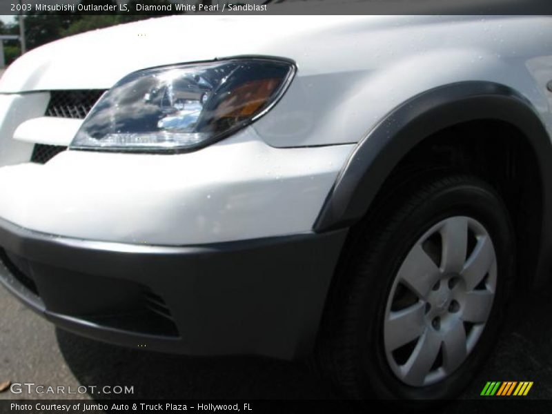 Diamond White Pearl / Sandblast 2003 Mitsubishi Outlander LS