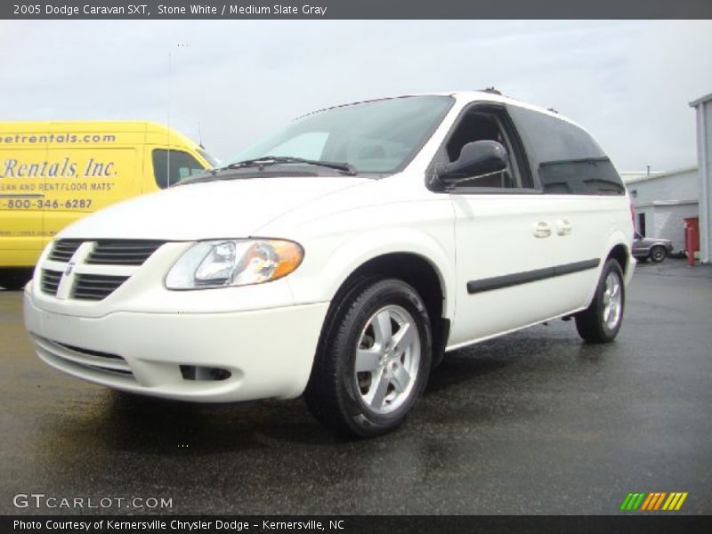 Front 3/4 View of 2005 Caravan SXT