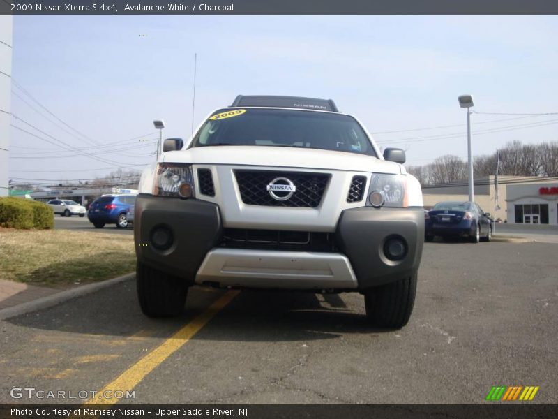 Avalanche White / Charcoal 2009 Nissan Xterra S 4x4