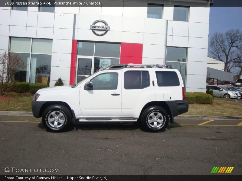 Avalanche White / Charcoal 2009 Nissan Xterra S 4x4