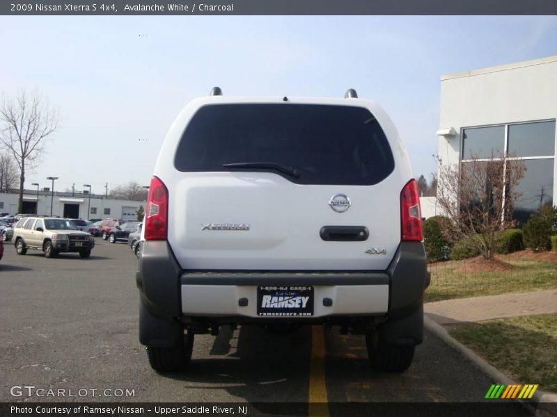 Avalanche White / Charcoal 2009 Nissan Xterra S 4x4