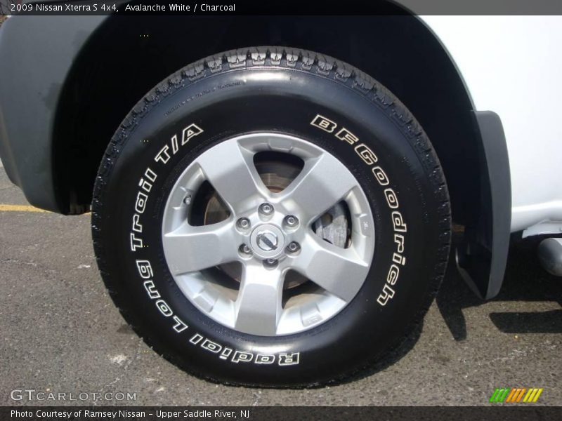 Avalanche White / Charcoal 2009 Nissan Xterra S 4x4