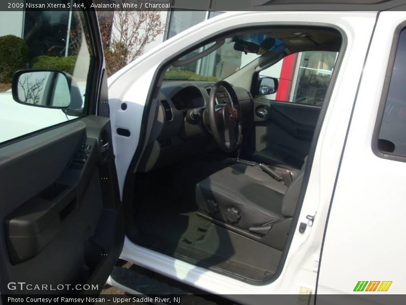 Avalanche White / Charcoal 2009 Nissan Xterra S 4x4