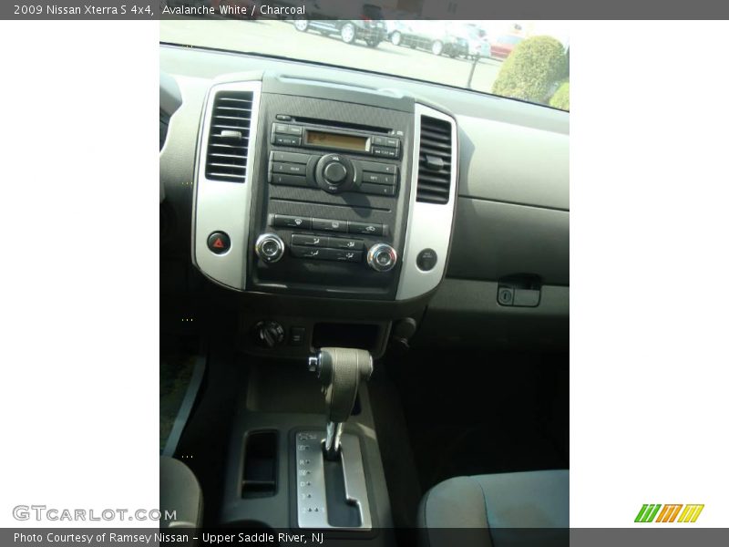 Avalanche White / Charcoal 2009 Nissan Xterra S 4x4