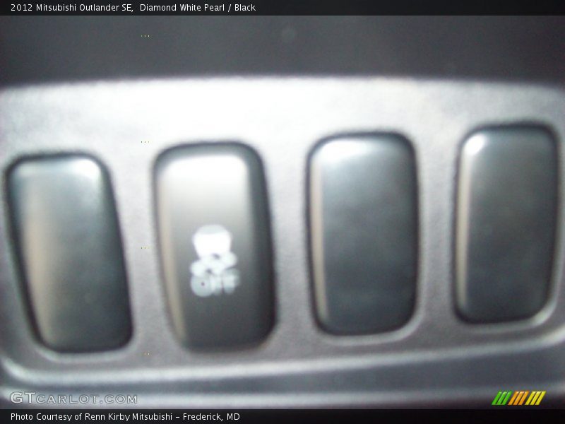Diamond White Pearl / Black 2012 Mitsubishi Outlander SE