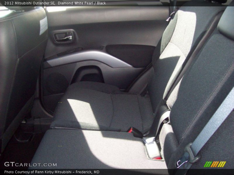 Diamond White Pearl / Black 2012 Mitsubishi Outlander SE