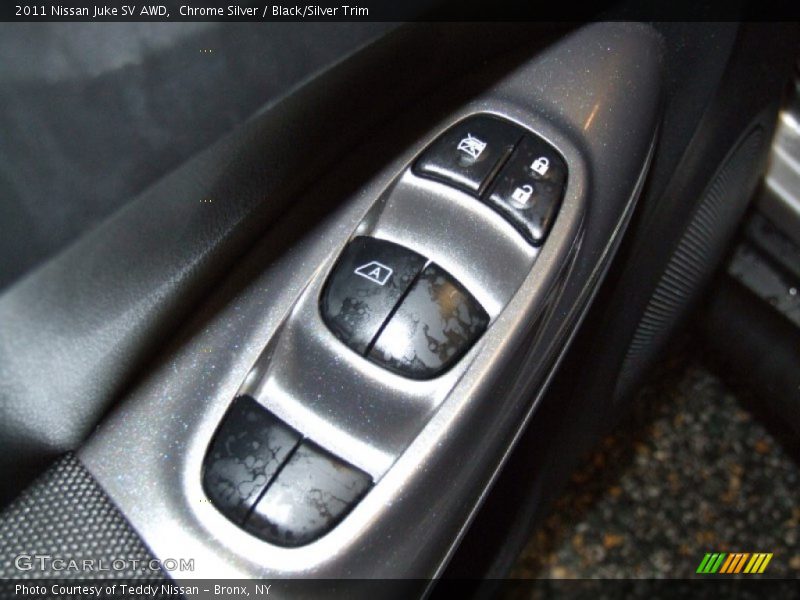 Chrome Silver / Black/Silver Trim 2011 Nissan Juke SV AWD