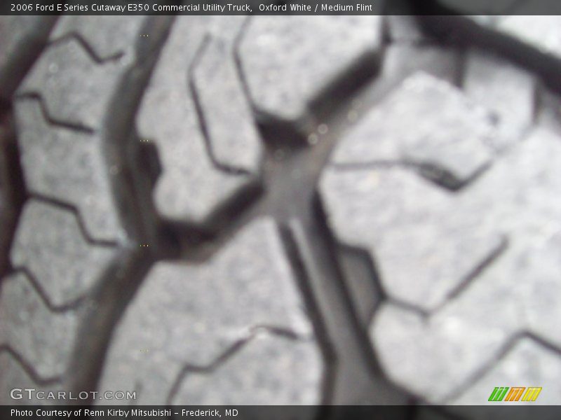 Oxford White / Medium Flint 2006 Ford E Series Cutaway E350 Commercial Utility Truck