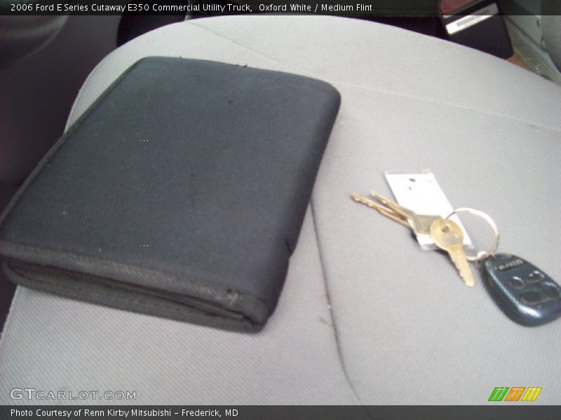 Oxford White / Medium Flint 2006 Ford E Series Cutaway E350 Commercial Utility Truck