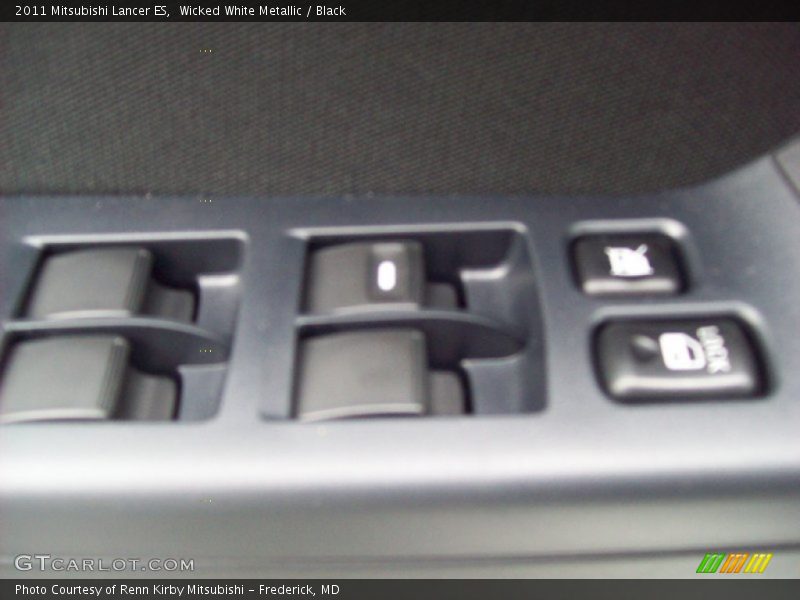 Wicked White Metallic / Black 2011 Mitsubishi Lancer ES
