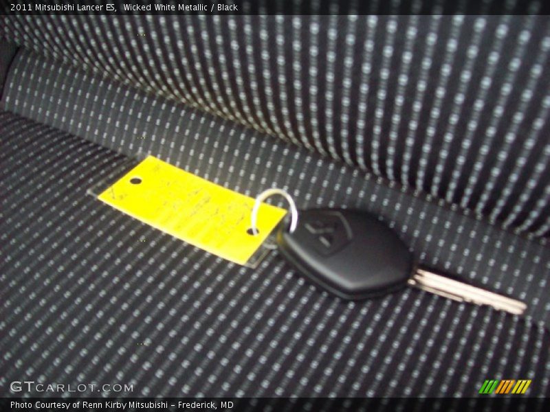 Wicked White Metallic / Black 2011 Mitsubishi Lancer ES