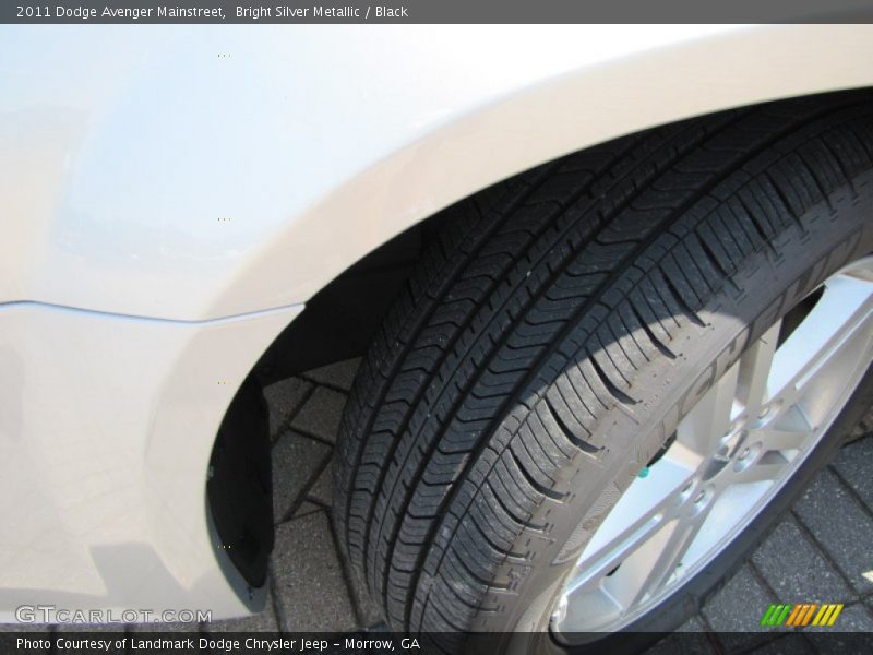 Bright Silver Metallic / Black 2011 Dodge Avenger Mainstreet