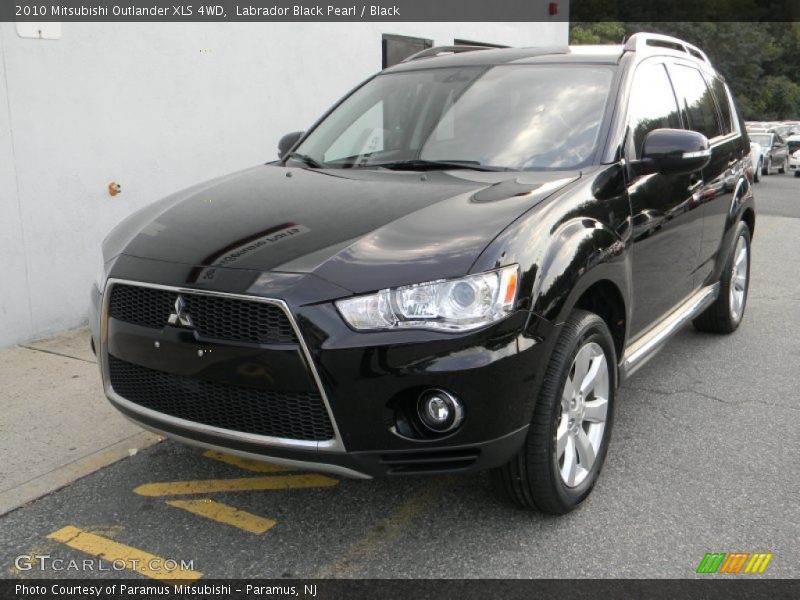 Front 3/4 View of 2010 Outlander XLS 4WD