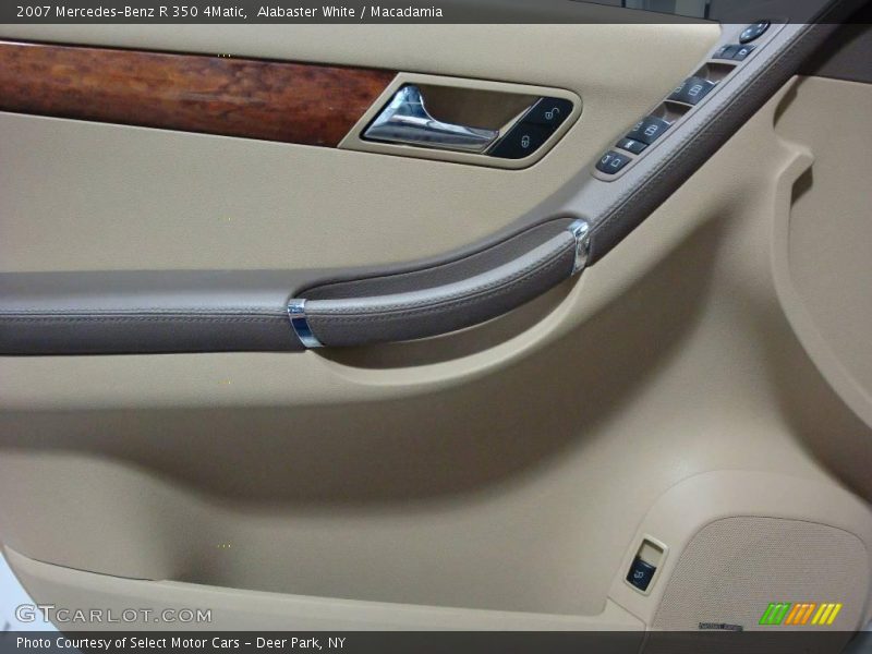 Alabaster White / Macadamia 2007 Mercedes-Benz R 350 4Matic