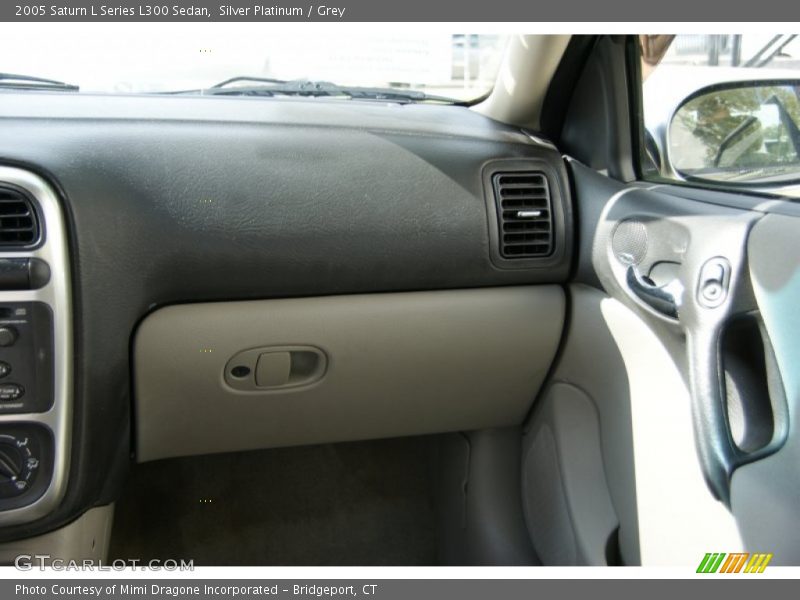 Silver Platinum / Grey 2005 Saturn L Series L300 Sedan