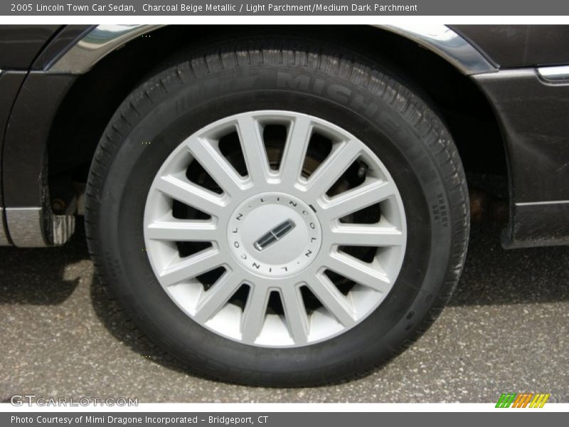 Charcoal Beige Metallic / Light Parchment/Medium Dark Parchment 2005 Lincoln Town Car Sedan