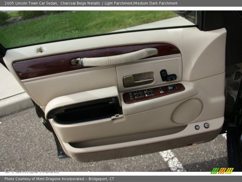 Charcoal Beige Metallic / Light Parchment/Medium Dark Parchment 2005 Lincoln Town Car Sedan