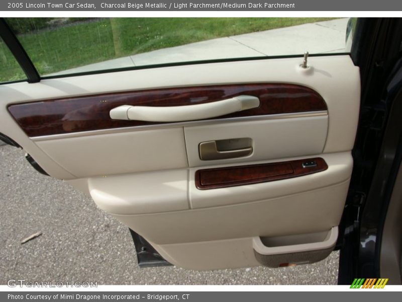 Charcoal Beige Metallic / Light Parchment/Medium Dark Parchment 2005 Lincoln Town Car Sedan