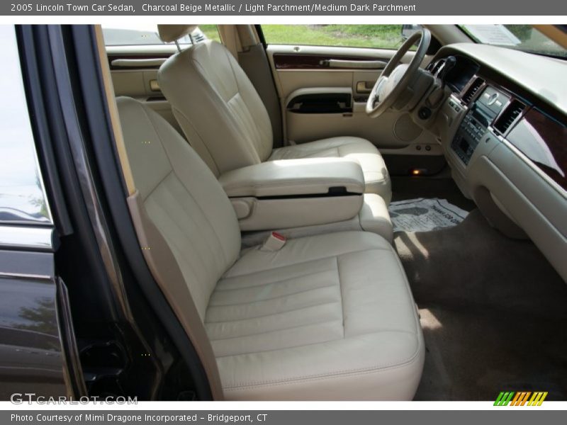 Charcoal Beige Metallic / Light Parchment/Medium Dark Parchment 2005 Lincoln Town Car Sedan