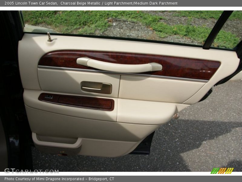 Charcoal Beige Metallic / Light Parchment/Medium Dark Parchment 2005 Lincoln Town Car Sedan