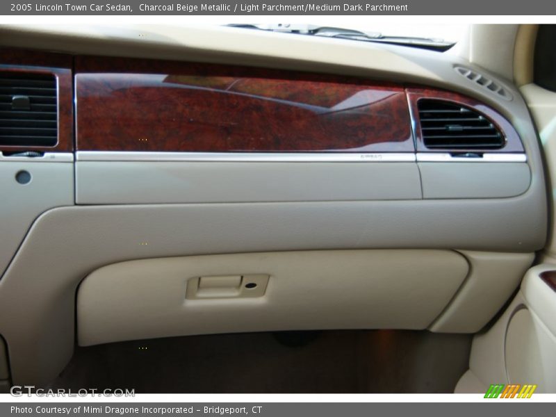 Charcoal Beige Metallic / Light Parchment/Medium Dark Parchment 2005 Lincoln Town Car Sedan