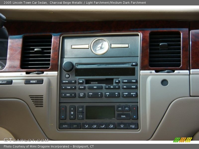 Charcoal Beige Metallic / Light Parchment/Medium Dark Parchment 2005 Lincoln Town Car Sedan