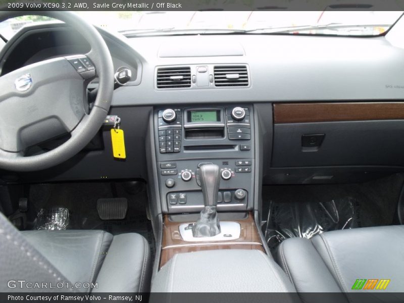 Dashboard of 2009 XC90 3.2 AWD
