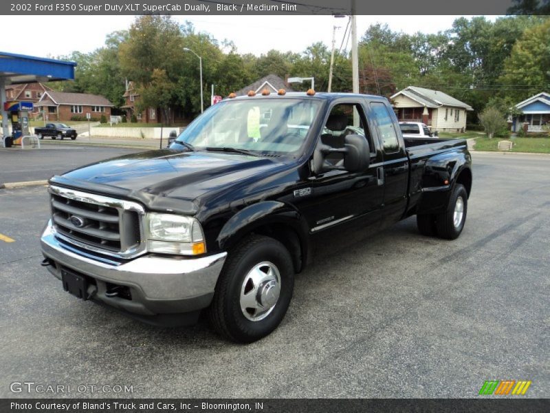 Front 3/4 View of 2002 F350 Super Duty XLT SuperCab Dually