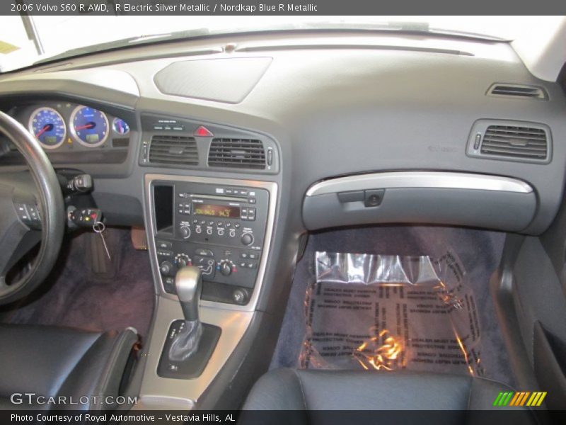 Dashboard of 2006 S60 R AWD