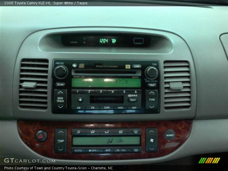 Controls of 2006 Camry XLE V6