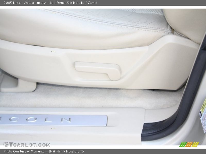 Light French Silk Metallic / Camel 2005 Lincoln Aviator Luxury