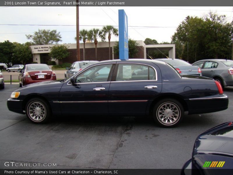 Pearl Blue Metallic / Light Parchment 2001 Lincoln Town Car Signature