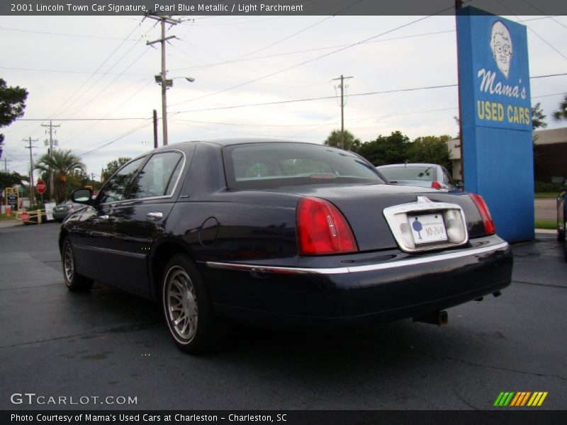 Pearl Blue Metallic / Light Parchment 2001 Lincoln Town Car Signature