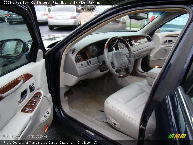 Pearl Blue Metallic / Light Parchment 2001 Lincoln Town Car Signature