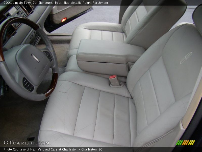 Pearl Blue Metallic / Light Parchment 2001 Lincoln Town Car Signature