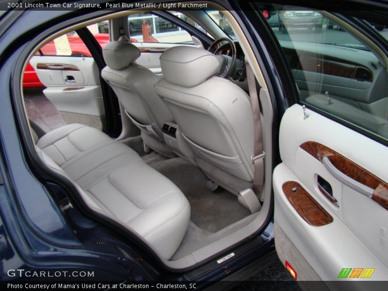 Pearl Blue Metallic / Light Parchment 2001 Lincoln Town Car Signature