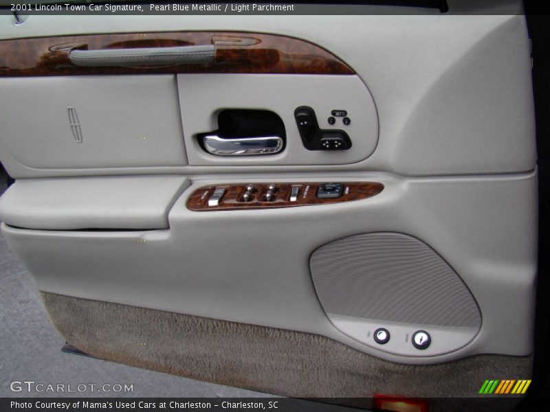 Pearl Blue Metallic / Light Parchment 2001 Lincoln Town Car Signature