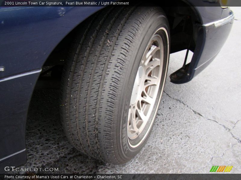 Pearl Blue Metallic / Light Parchment 2001 Lincoln Town Car Signature