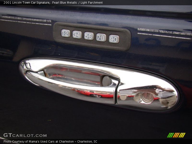Pearl Blue Metallic / Light Parchment 2001 Lincoln Town Car Signature