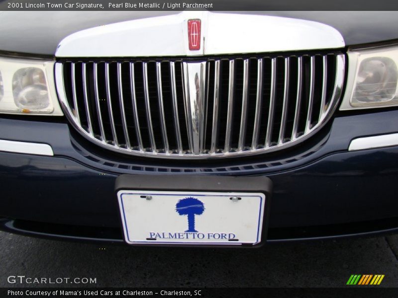 Pearl Blue Metallic / Light Parchment 2001 Lincoln Town Car Signature