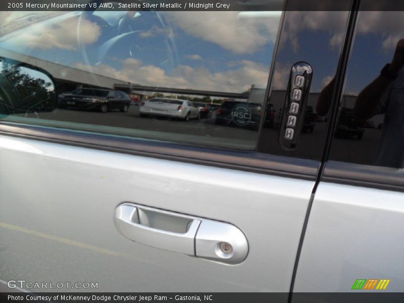 Satellite Silver Metallic / Midnight Grey 2005 Mercury Mountaineer V8 AWD