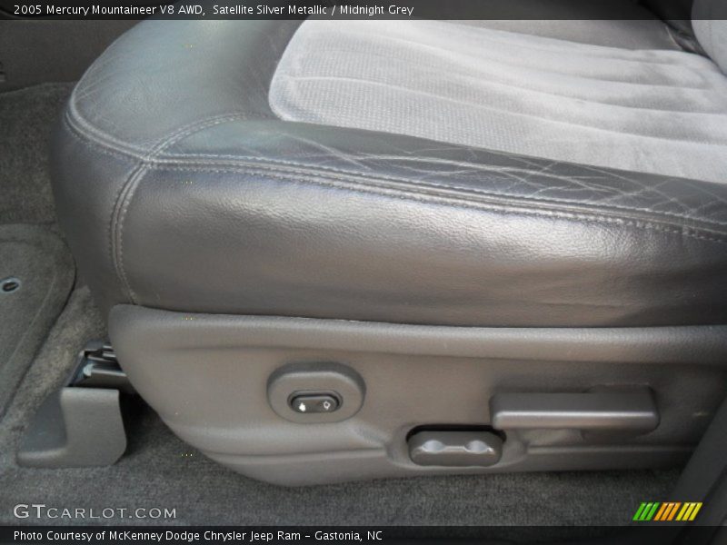 Satellite Silver Metallic / Midnight Grey 2005 Mercury Mountaineer V8 AWD