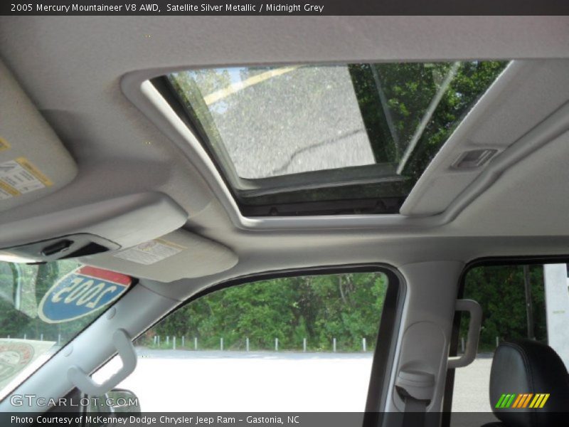 Satellite Silver Metallic / Midnight Grey 2005 Mercury Mountaineer V8 AWD
