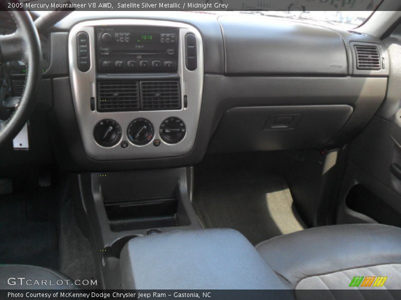 Satellite Silver Metallic / Midnight Grey 2005 Mercury Mountaineer V8 AWD