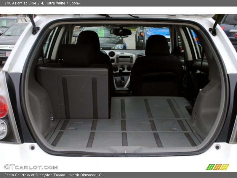Ultra White / Ebony 2009 Pontiac Vibe 2.4